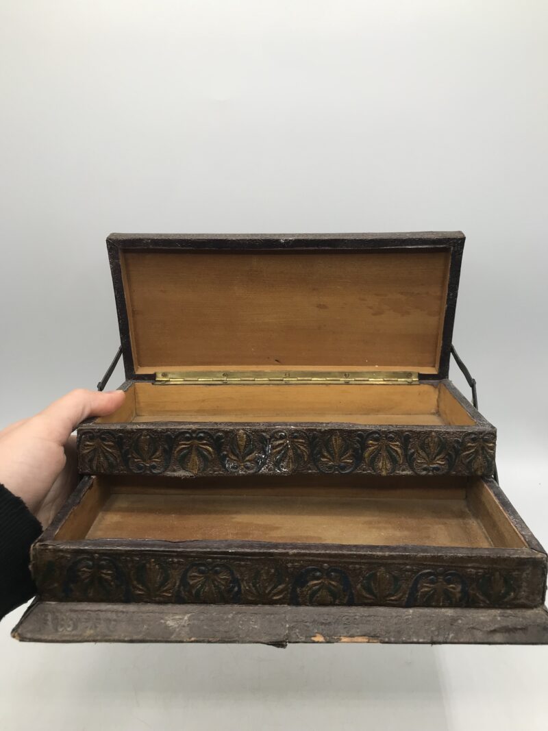 Duo de boites anciennes en cuir repoussé – Image 11