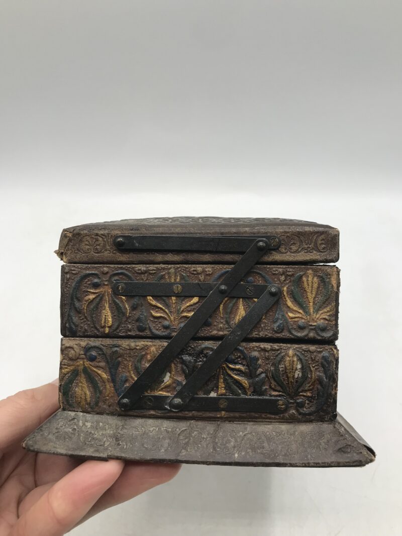 Duo de boites anciennes en cuir repoussé – Image 12