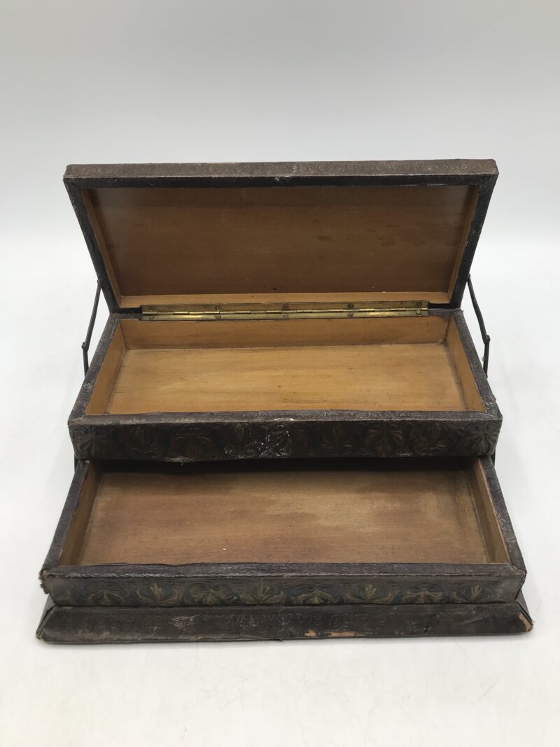 Duo de boites anciennes en cuir repoussé – Image 15
