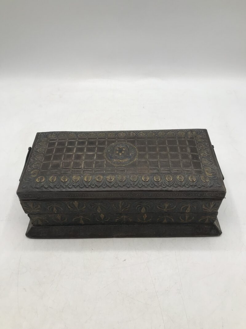 Duo de boites anciennes en cuir repoussé – Image 16