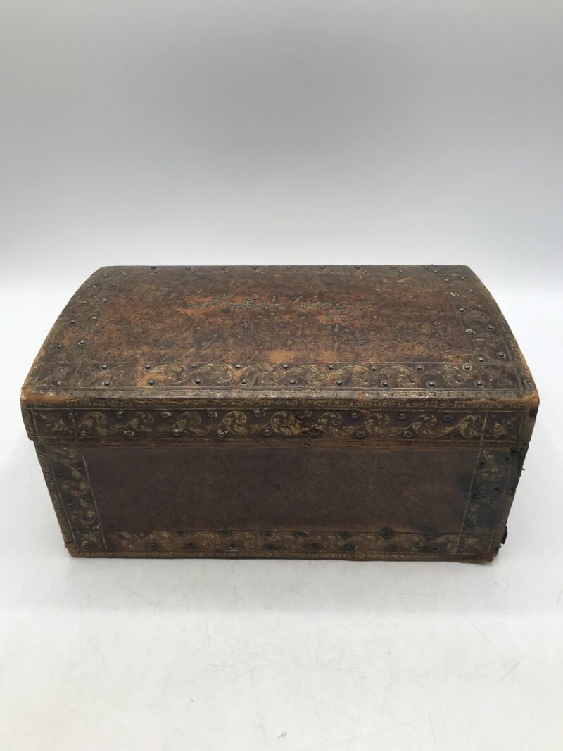 Duo de boites anciennes en cuir repoussé – Image 17