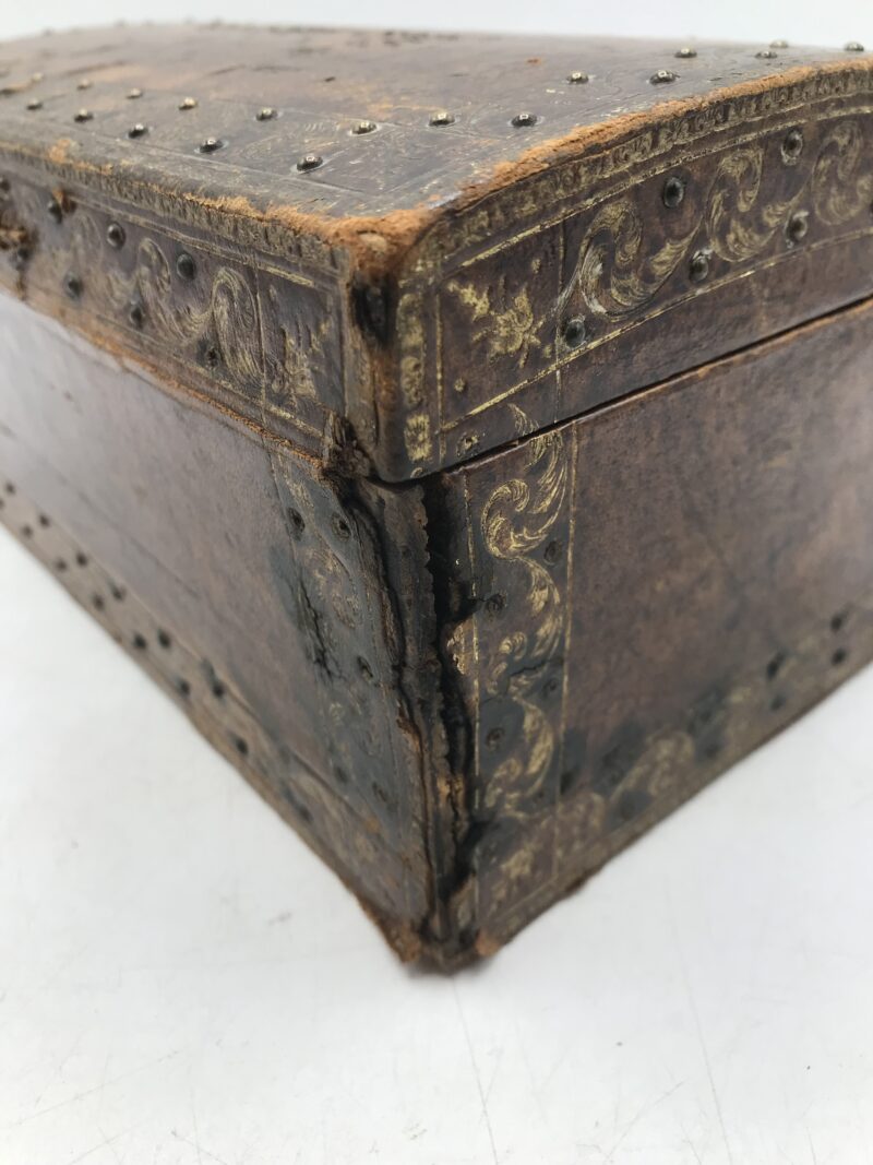 Duo de boites anciennes en cuir repoussé – Image 18