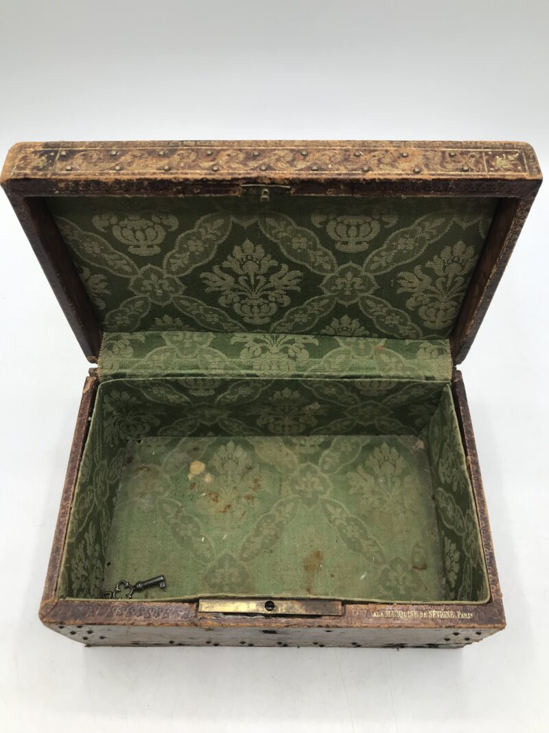 Duo de boites anciennes en cuir repoussé – Image 2
