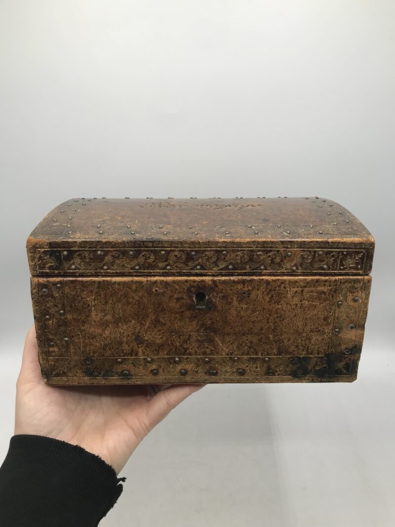 Duo de boites anciennes en cuir repoussé – Image 3