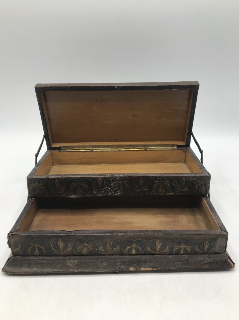 Duo de boites anciennes en cuir repoussé – Image 4