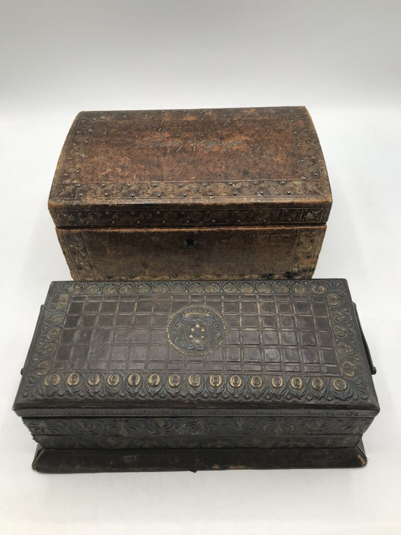 Duo de boites anciennes en cuir repoussé – Image 6