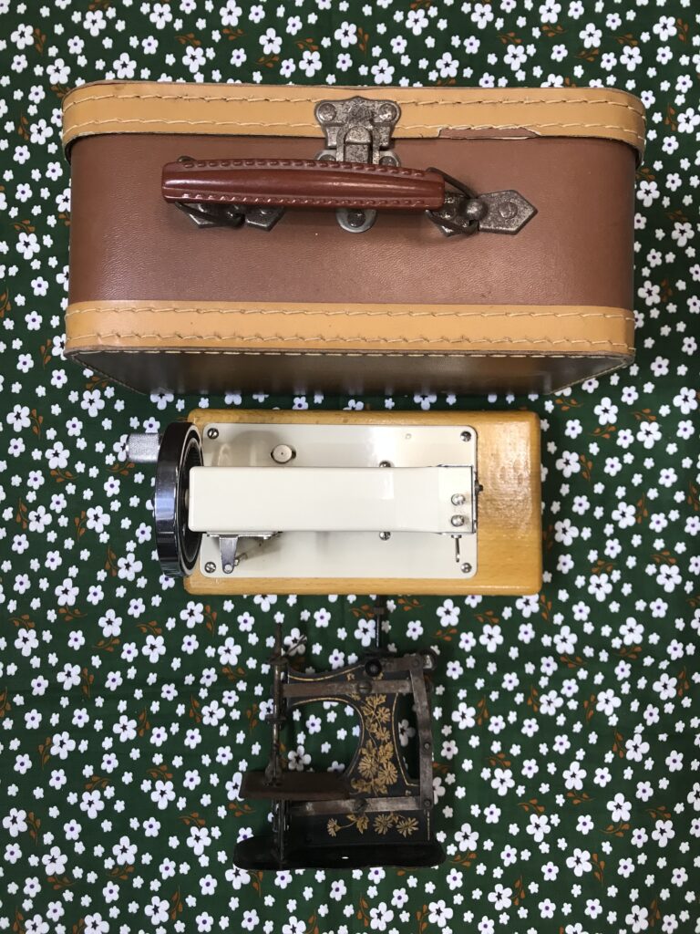 Machine à Coudre KIKOU, Un Jouet Ancien Pour Poupée. Une Petite Merveille De Nostalgie Pour Les Collectionneurs De Poupées Et De Jouets Anciens. À Voir Sur Photos, L'état Est Celui D'un Objet Ayant Vécu.