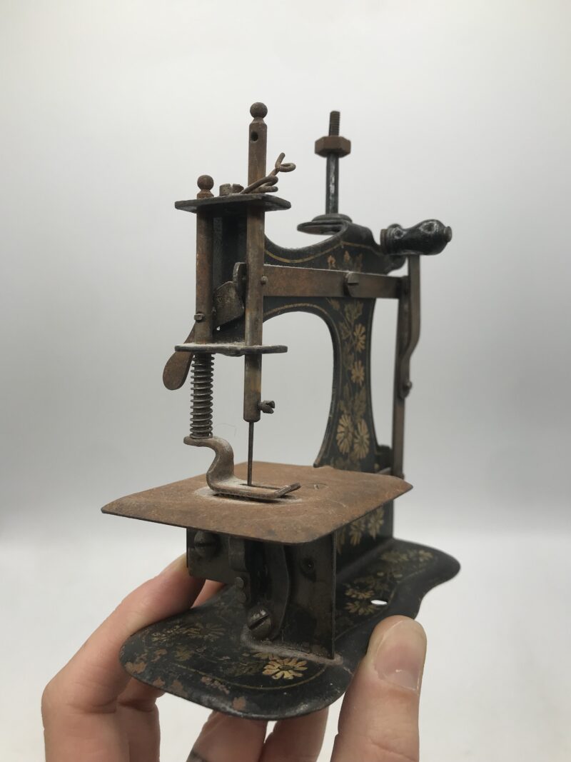 Duo de machine à coudre jouets anciens – Image 11