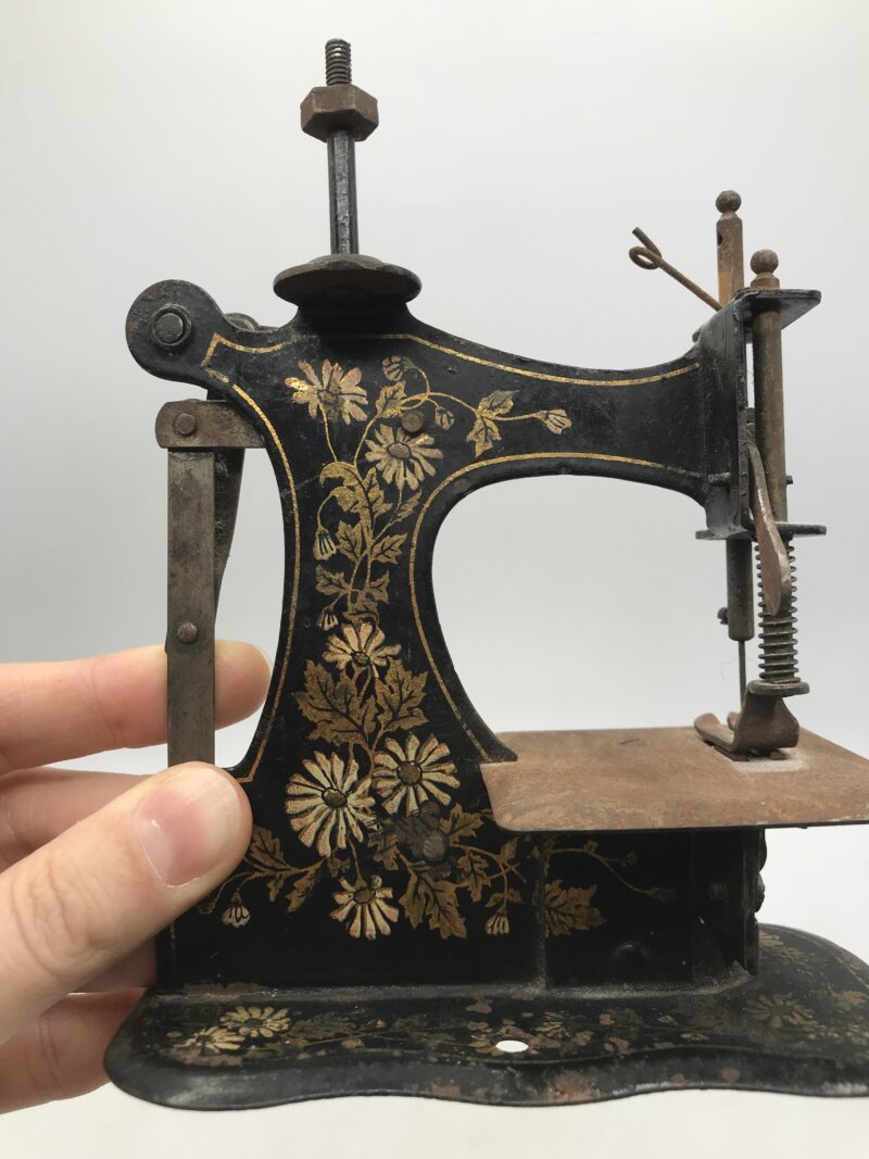 Duo de machine à coudre jouets anciens – Image 14