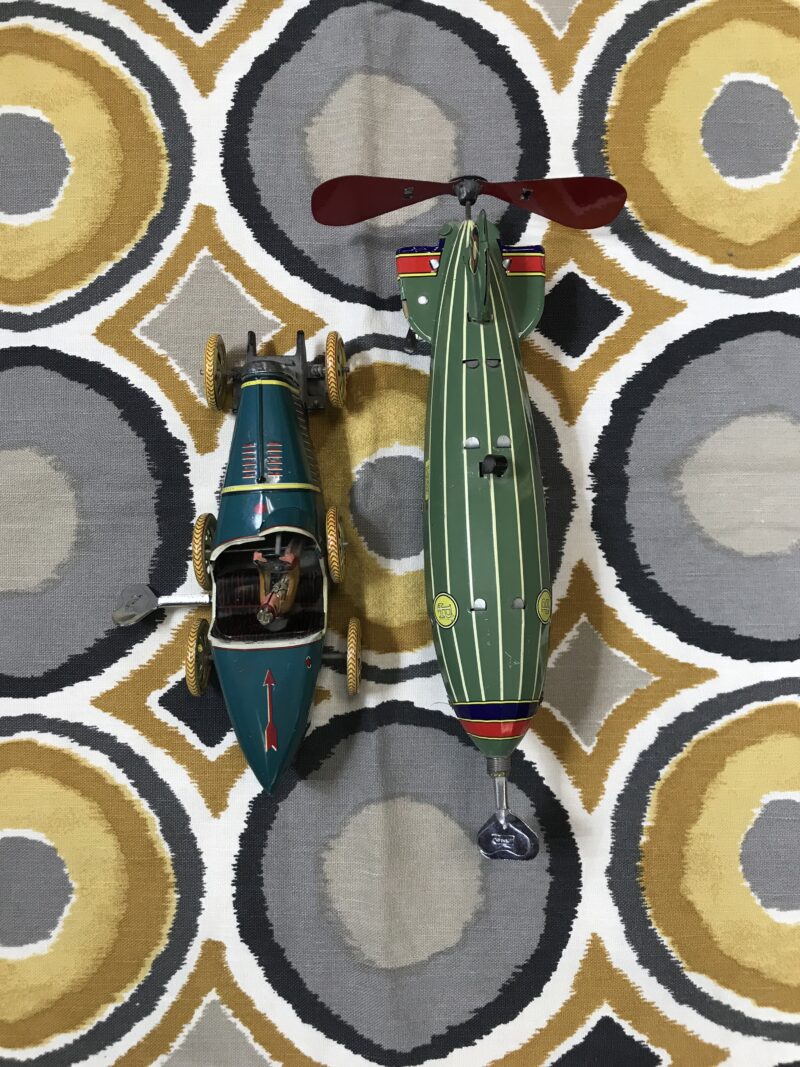 jouets anciens en tôle voiture et ballon dirigeable