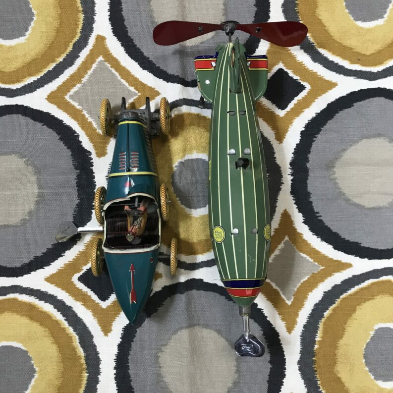 jouets anciens en tôle voiture et ballon dirigeable