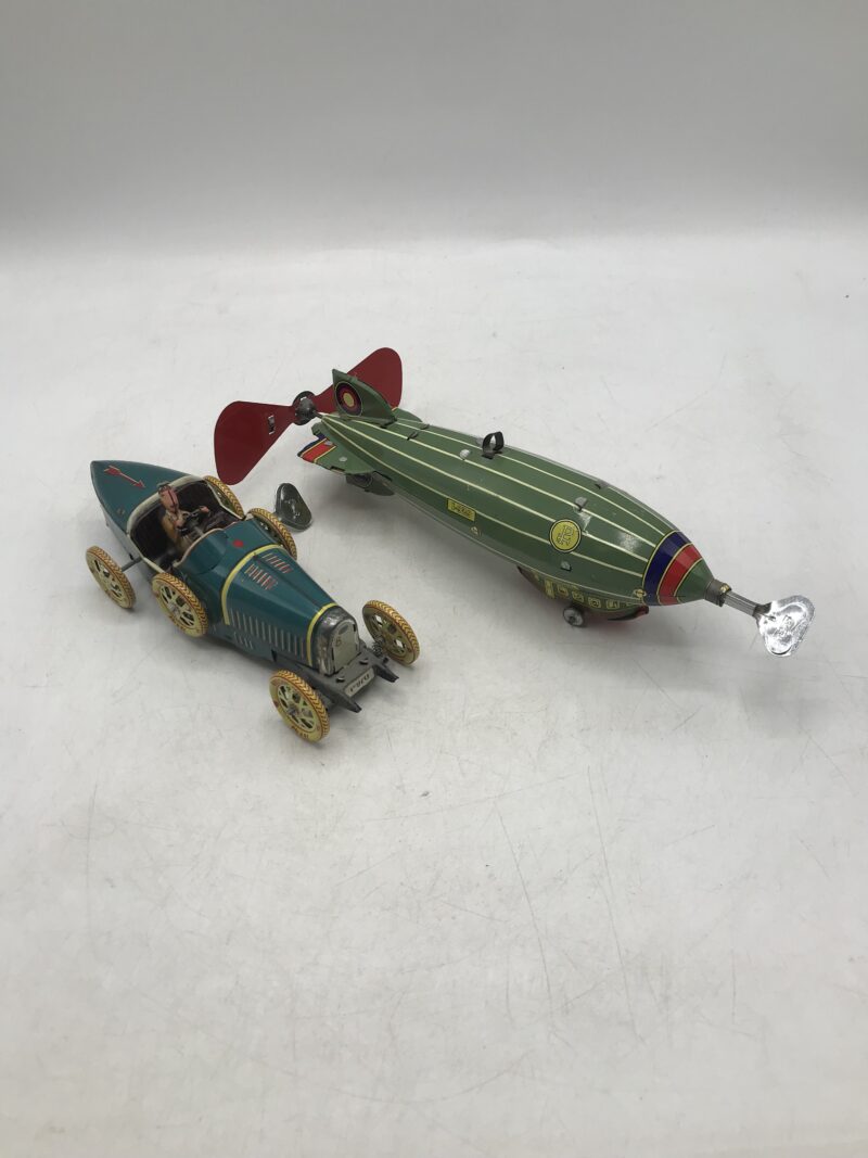 jouets anciens en tôle une voiture et un ballon dirigeable