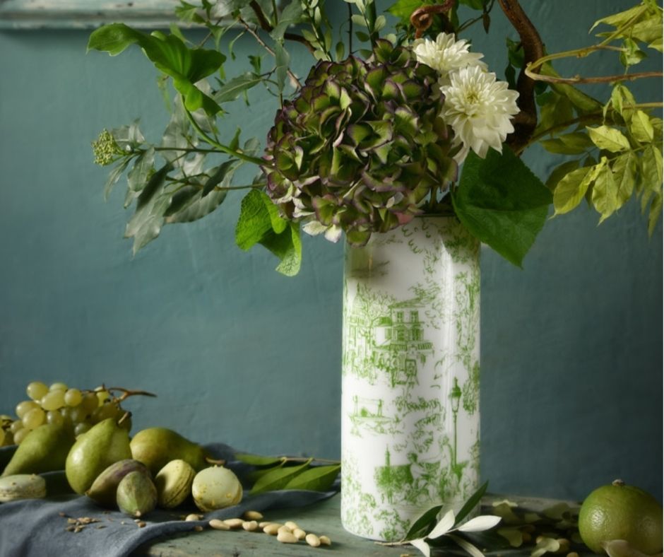 Mise en scène d'une vase en porcelaine de limoges avec motifs verts, Histoire de la porcelaine en France et ses tendances  - Photo @Maison Bernardaud