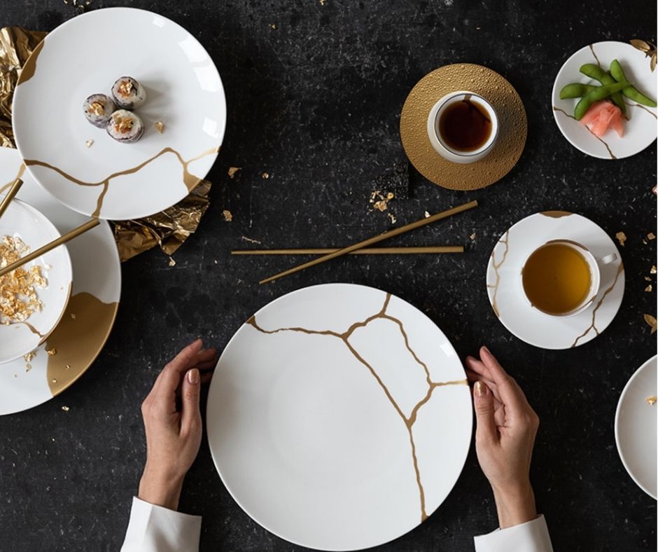 Service à assiettes et à tasse à café en porcelaine française aux motifs japonnais, Histoire de la porcelaine en France et ses tendances - Photo @Maison Bernardaud