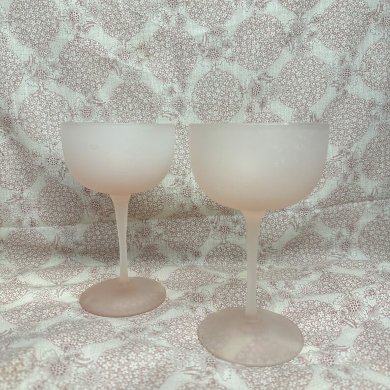 2 verres à vin signés BIOT en verre soufflé