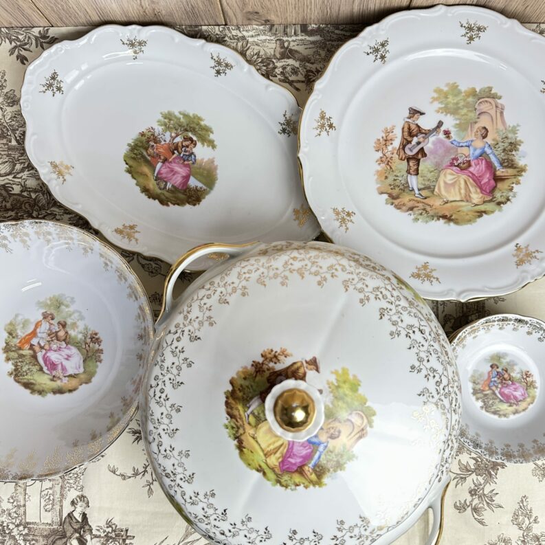 Composition de 10 pièces de vaisselle Fragonard porcelaine