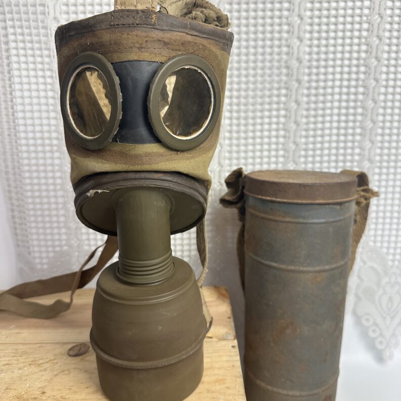 Ancien masque à gaz français