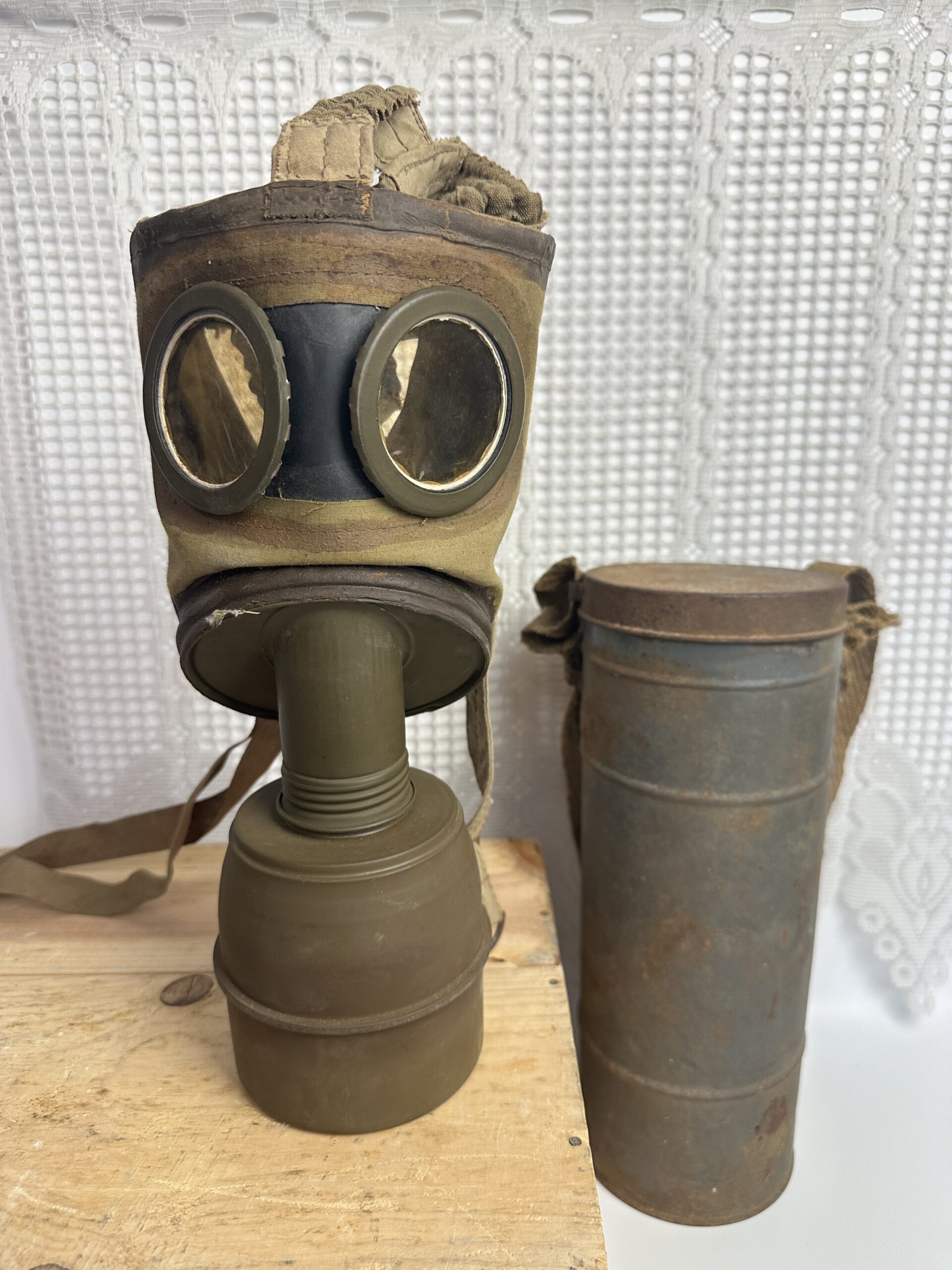 Ancien masque à gaz français