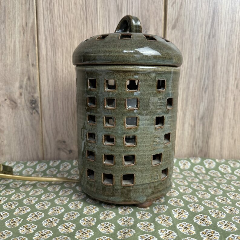 Lampe à poser ajourée en céramique émaillée