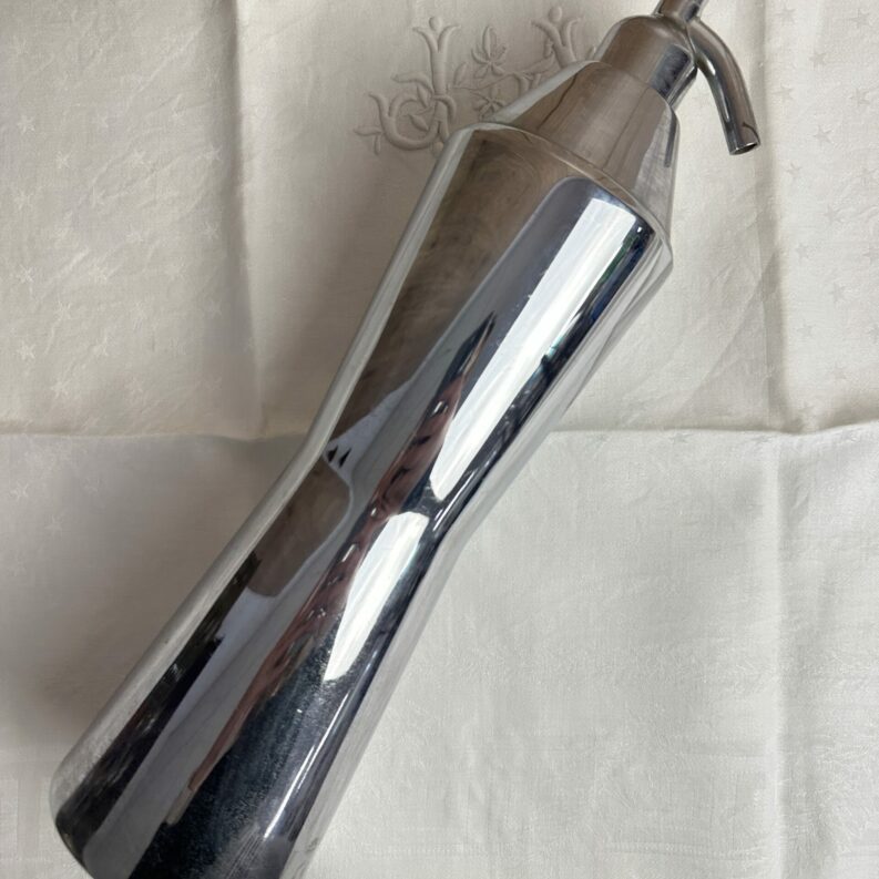 Ancien siphon à eau de seltz en métal chromé