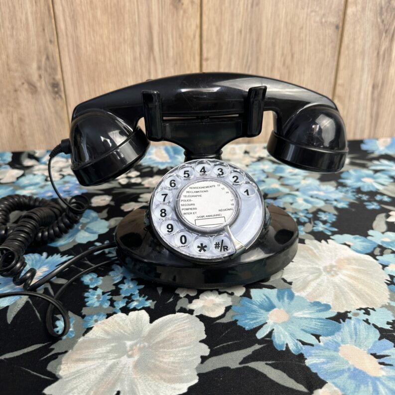 Téléphone vintage à cadran rotatif style années 1920