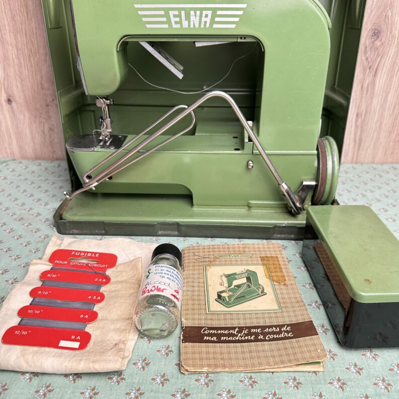 Ancienne machine à coudre Elna années 1950