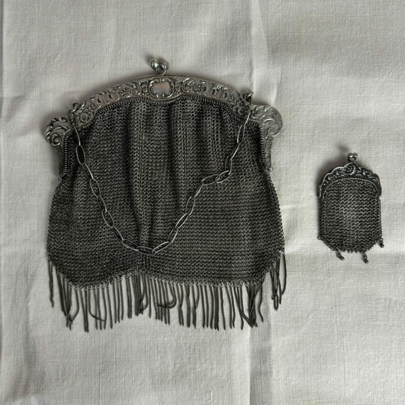 Duo de bourses minaudières anciennes en maille argentée 