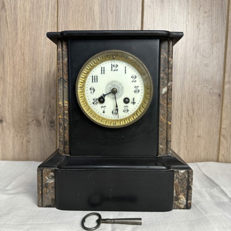 Pendule ancienne en marbre noir du XIXe siècle