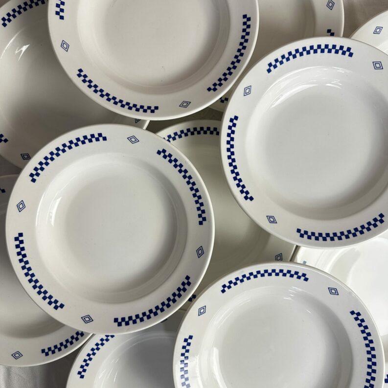 Service 11 assiettes creuses Lustucru made in Ukraine