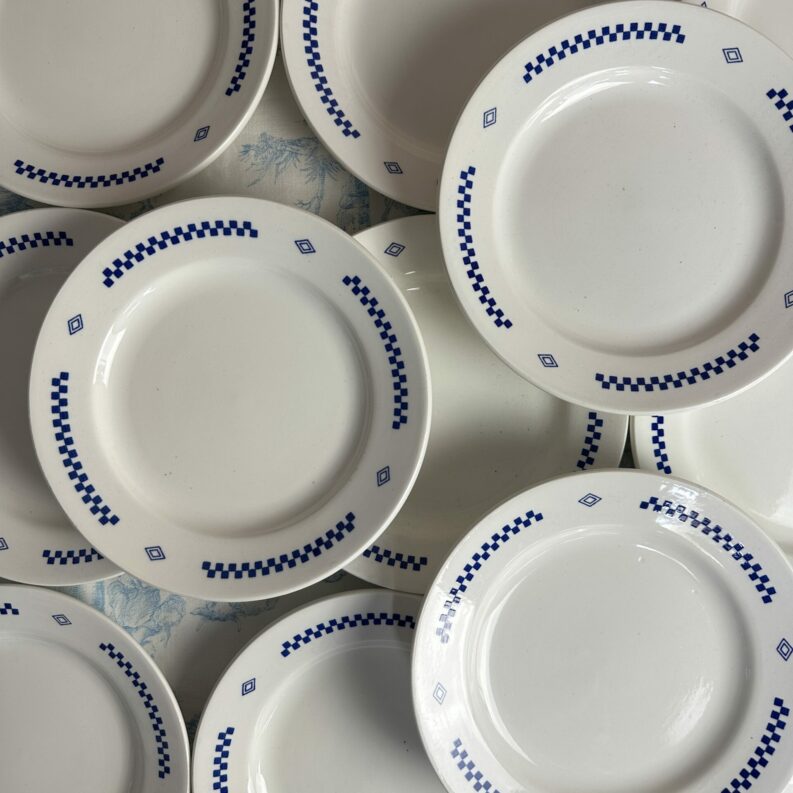 Service 12 assiettes petites Lustucru made in Ukraine