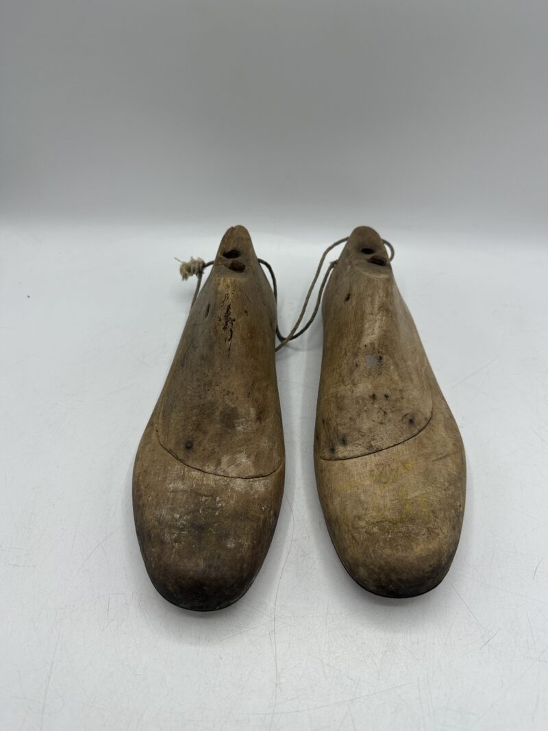 Ancienne paire d'embauchoirs en bois – Image 2
