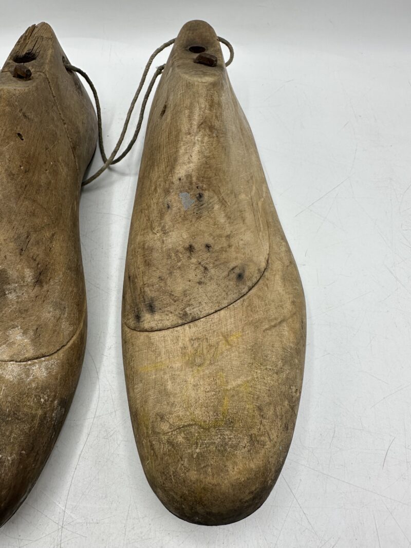 Ancienne paire d'embauchoirs en bois – Image 4