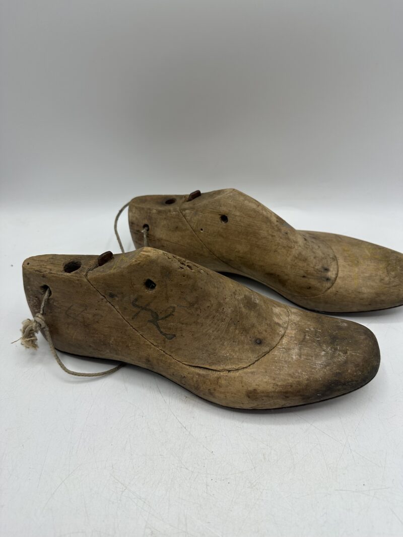 Ancienne paire d'embauchoirs en bois – Image 5