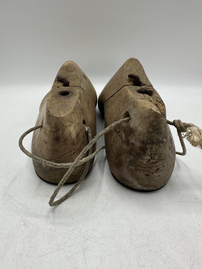 Ancienne paire d'embauchoirs en bois – Image 7