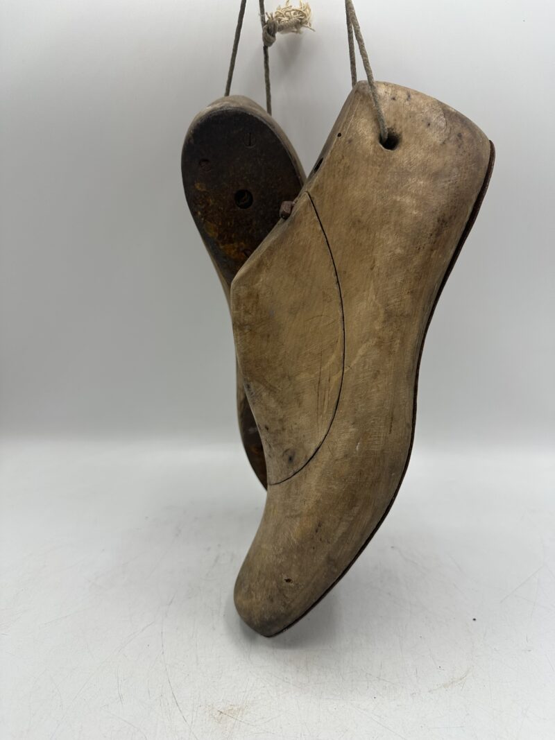 Ancienne paire d'embauchoirs en bois – Image 9