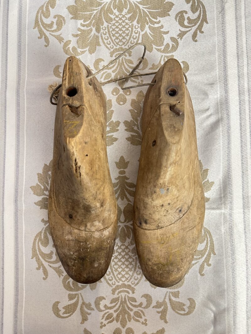 Ancienne paire d'embauchoirs en bois