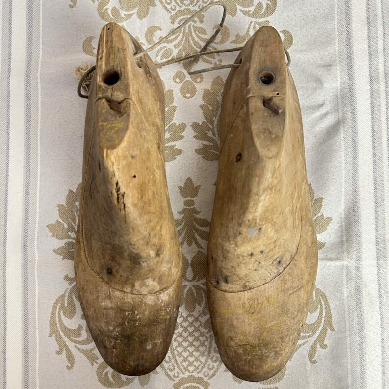 Ancienne paire d'embauchoirs en bois