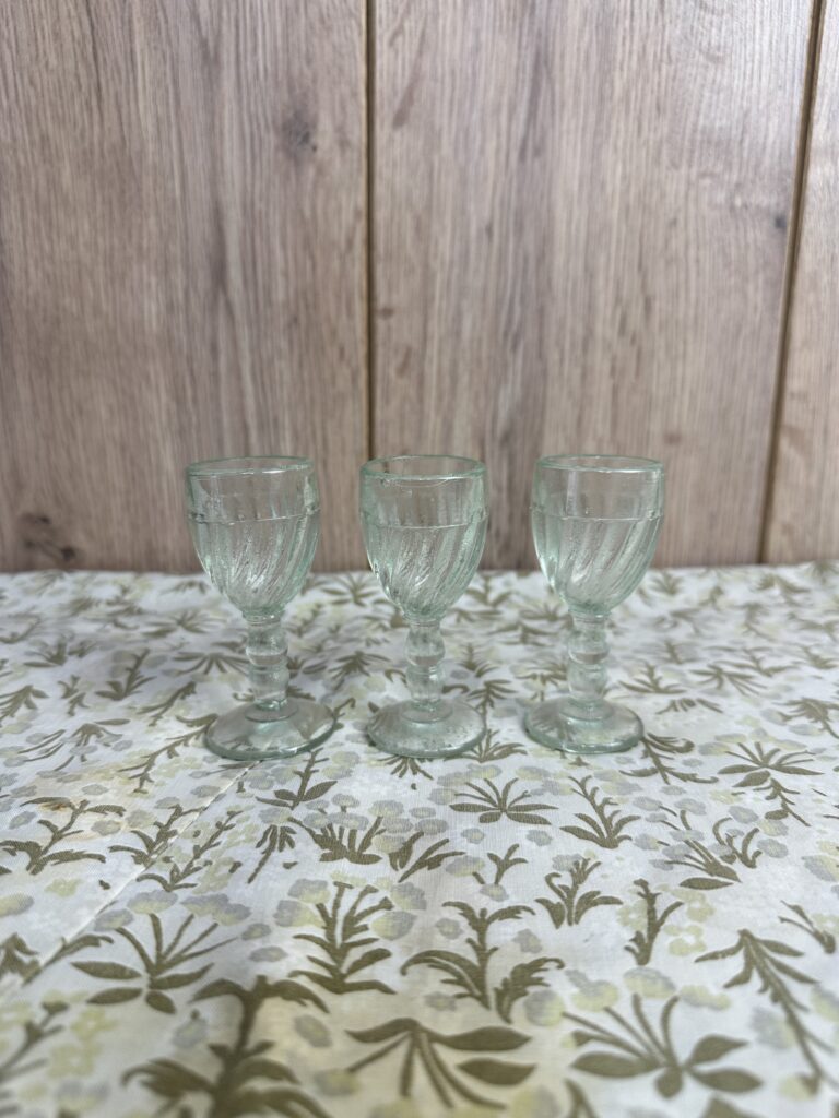 LOT DE 6 petits verres anciens à liqueur EUR 26,95 - FR