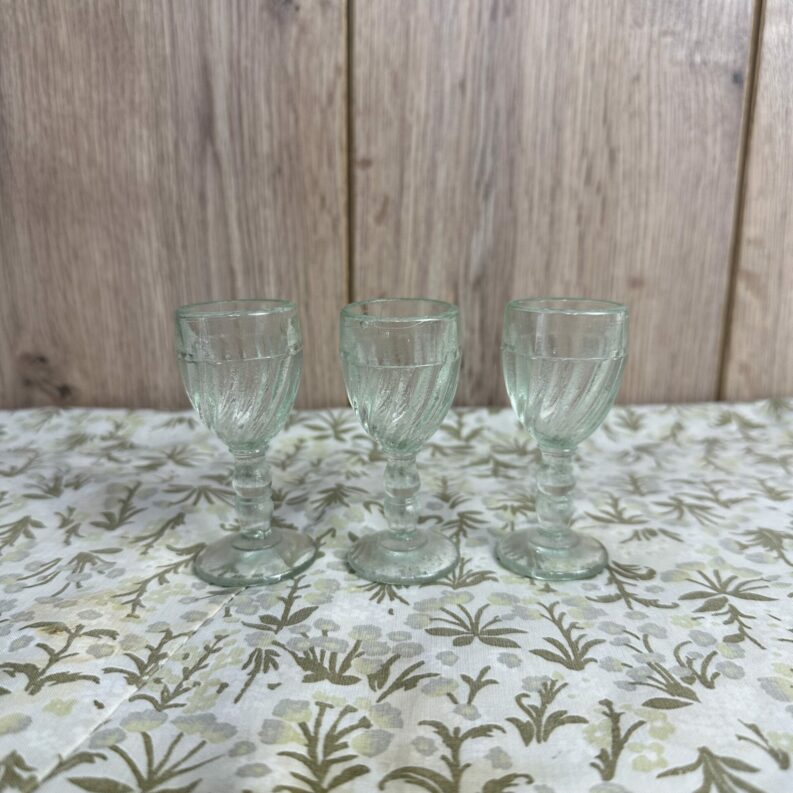 Lot de 3 verres à liqueur vintage en ouraline