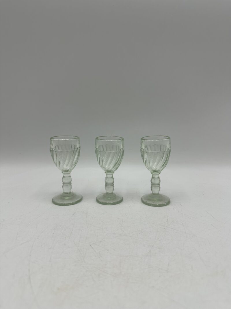Lot de 3 verres à liqueur vintage en ouraline – Image 2
