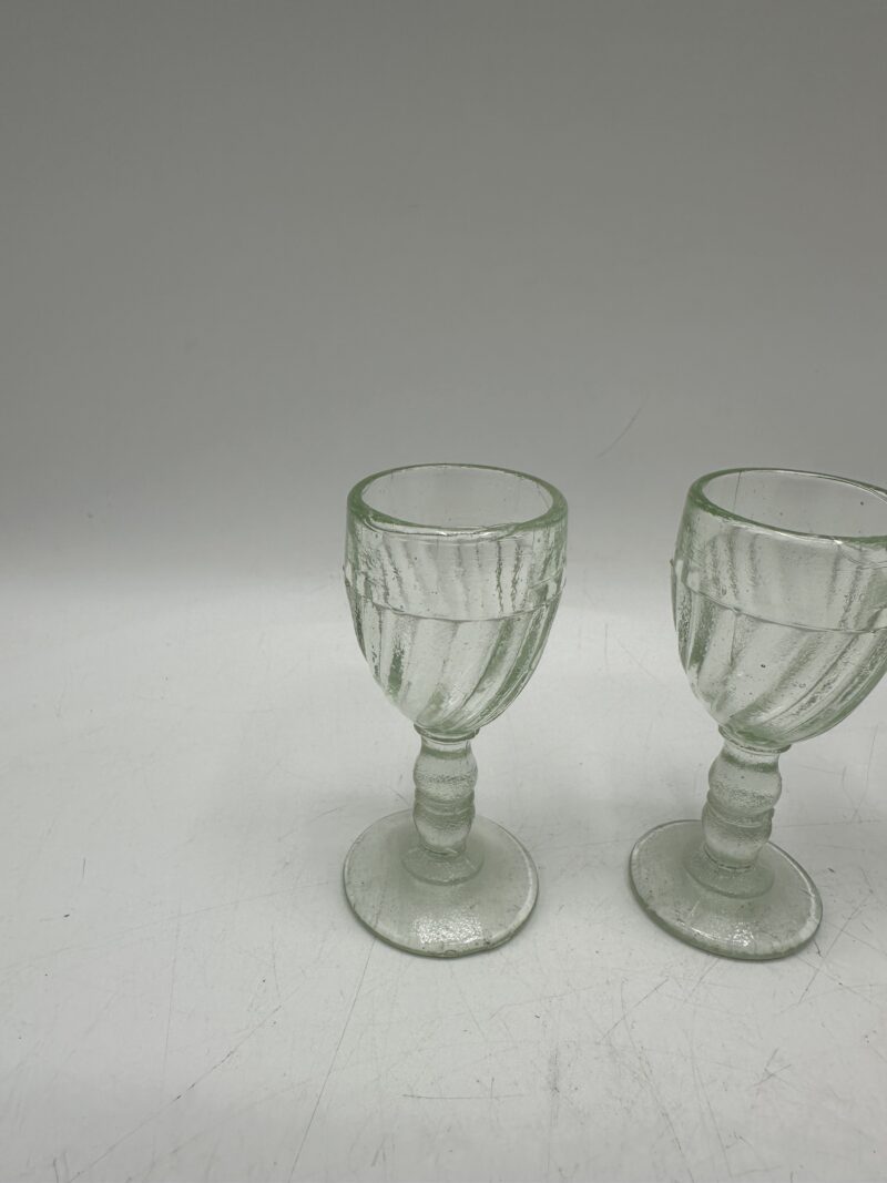Lot de 3 verres à liqueur vintage en ouraline – Image 3