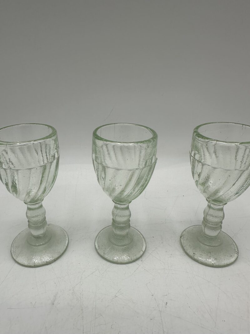 Lot de 3 verres à liqueur vintage en ouraline – Image 4