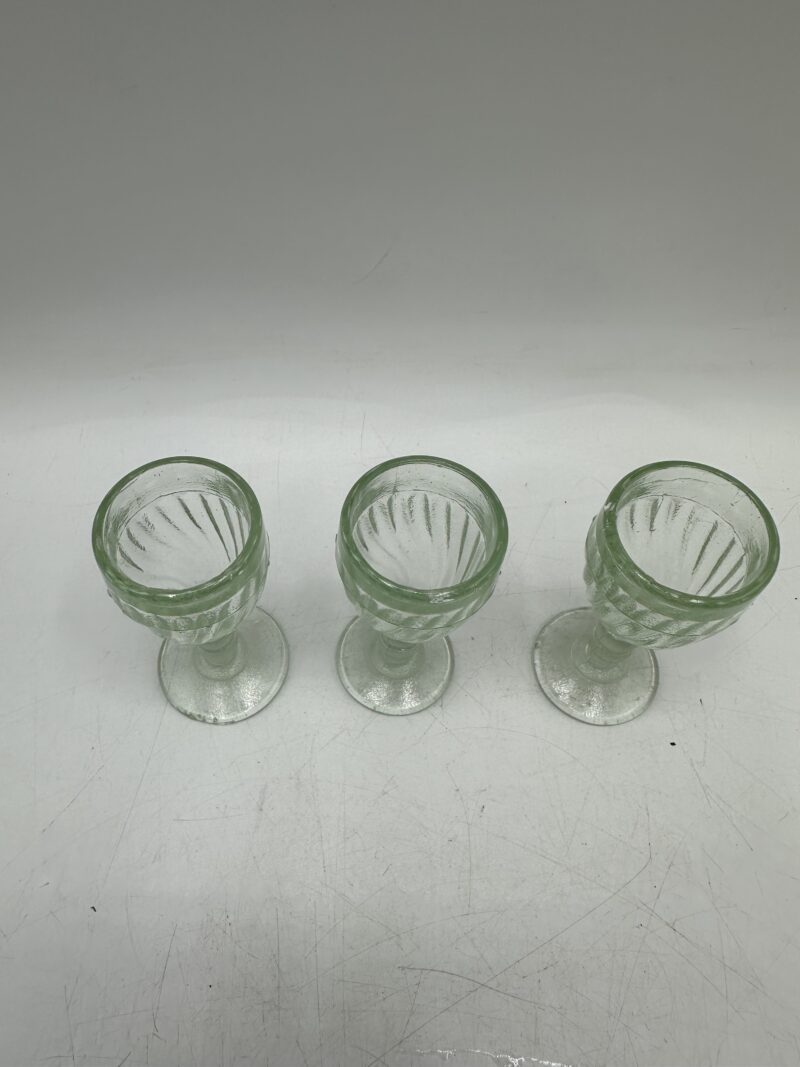 Lot de 3 verres à liqueur vintage en ouraline – Image 7