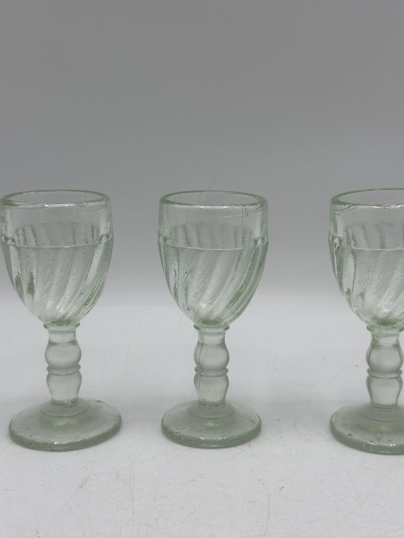 Lot de 3 verres à liqueur vintage en ouraline – Image 8