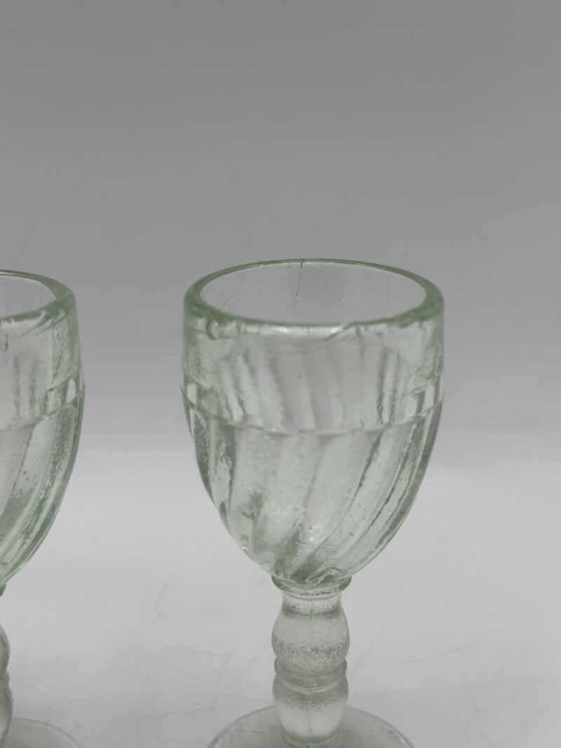 Lot de 3 verres à liqueur vintage en ouraline – Image 9