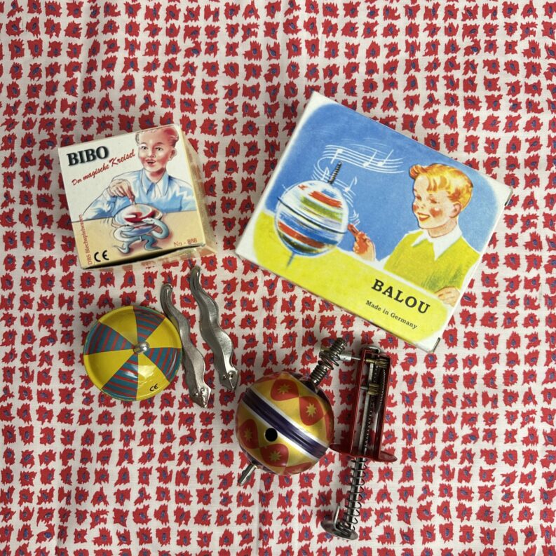 Lot de deux toupies vintage Balou et Bibo