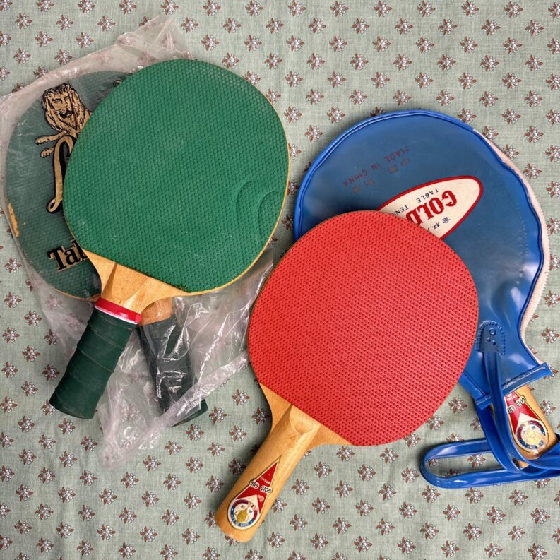 Ensemble 4 raquettes de ping-pong vintage Gold Cup et Lion