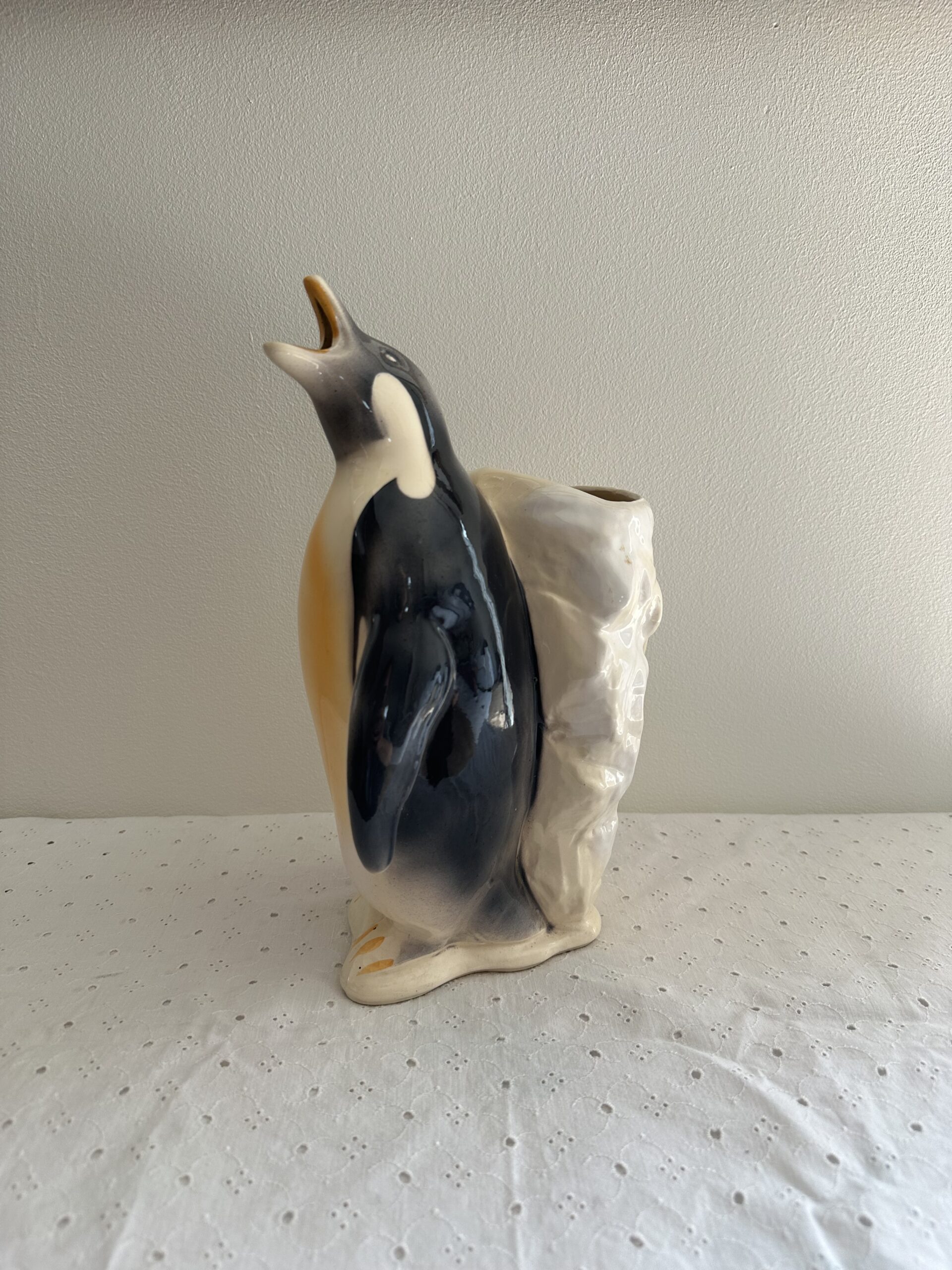 Pichet pingouin zoomorphe barbotine