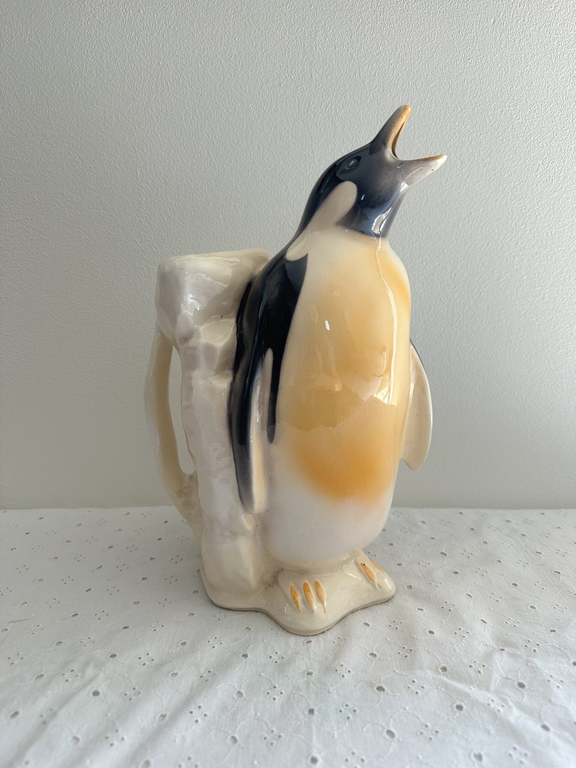 Pichet pingouin zoomorphe barbotine – Image 2