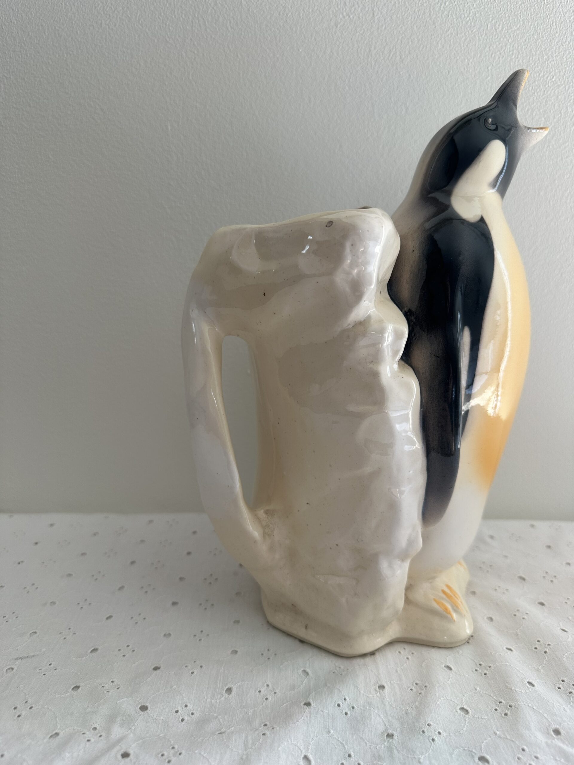 Pichet pingouin zoomorphe barbotine – Image 3